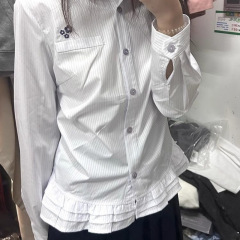 日本の甘いカレッジスタイルのストライプ長袖シャツ女性のための春と秋の新しいスタイルのフリル裾ニッチデザイントップ
