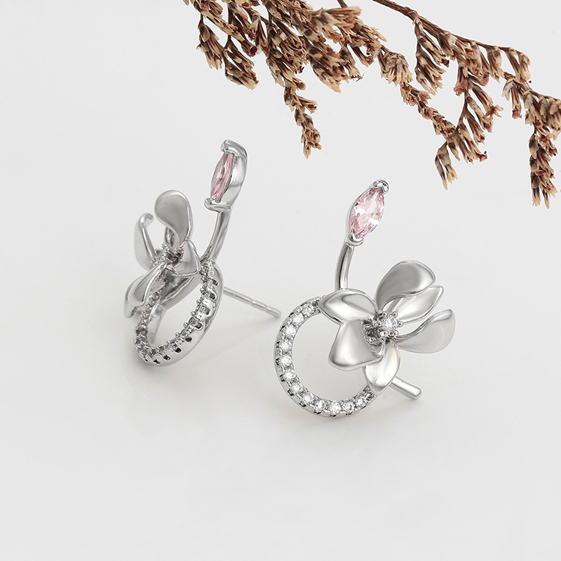 Xuping serie de flores de estilo colorido círculo geométrico pernos de aleación de cobre chapado blanco lujoso atmósfera ligera auriculares japoneses y coreanos