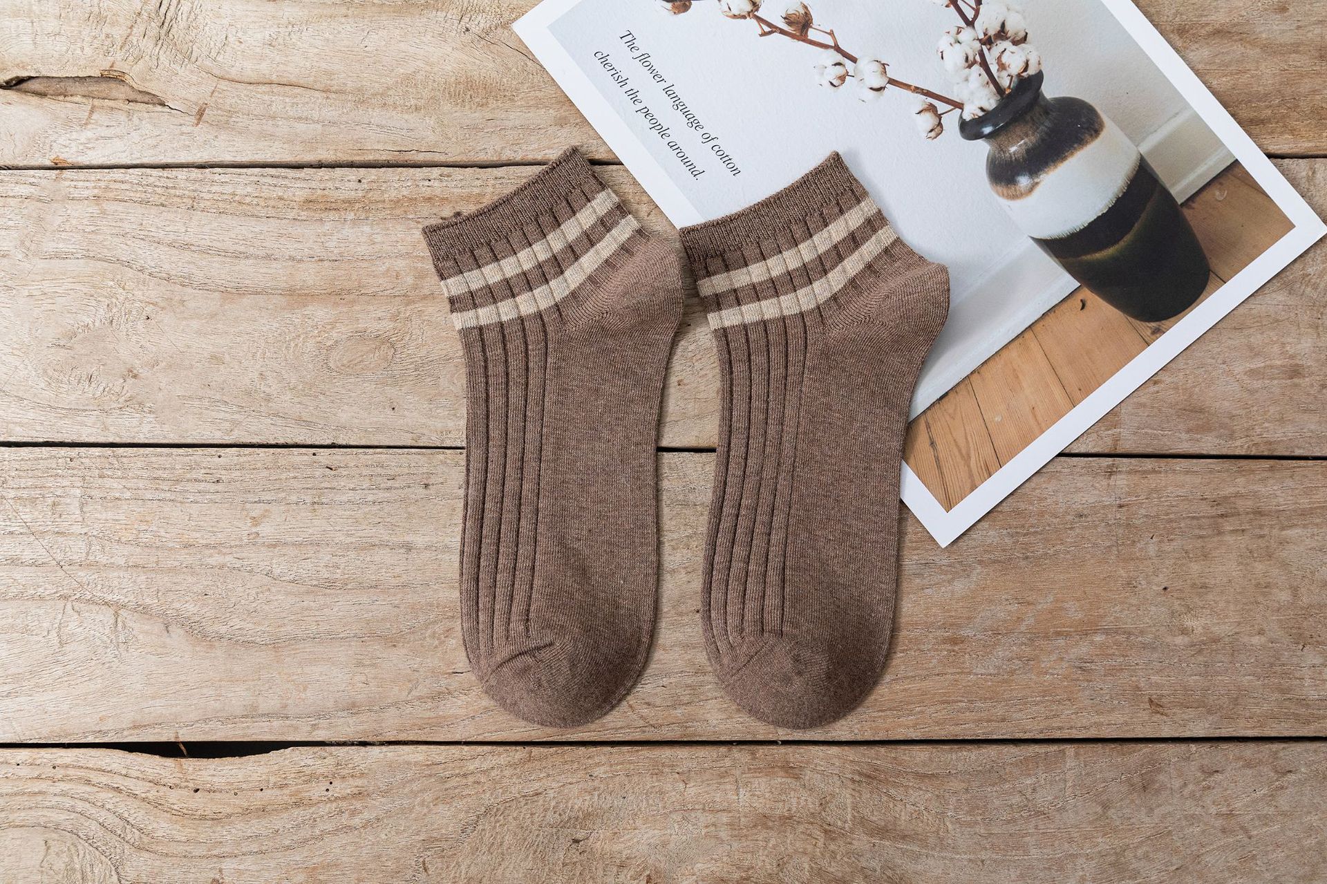 靴下の男性の四季型の平行棒の学院の運動風のinsの潮は簡単に日本の浅い口の低い船の靴下を組み合わせます。