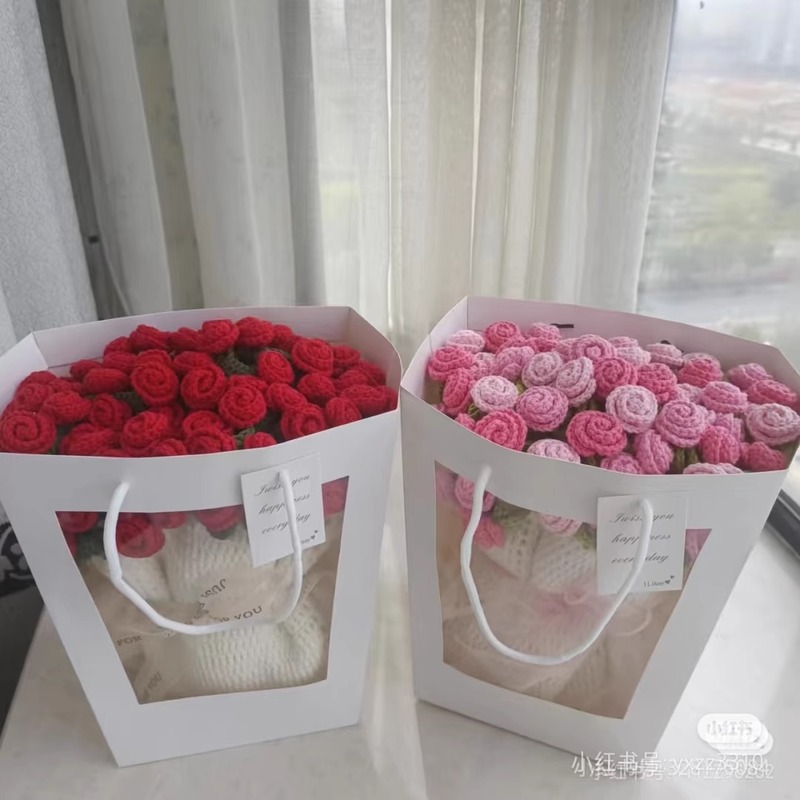 【完成品・在庫あり】ガールフレンドへのギフトとして、手作りの毛糸で編んだバラの花が付いた花束ブランケット完成品|undefined