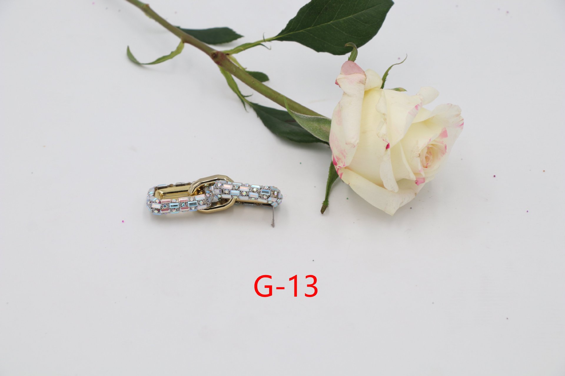 Orecchini pendenti a catena con diamanti geometrici_voghion.com