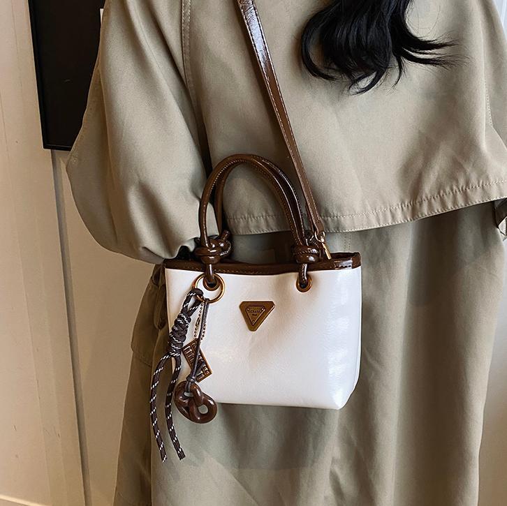 Bolsa de mano de piel de cera retrógrada para mujeres 2024 otoño y invierno nuevo estilo versátil bolso de cubo de viaje de moda mochila casual