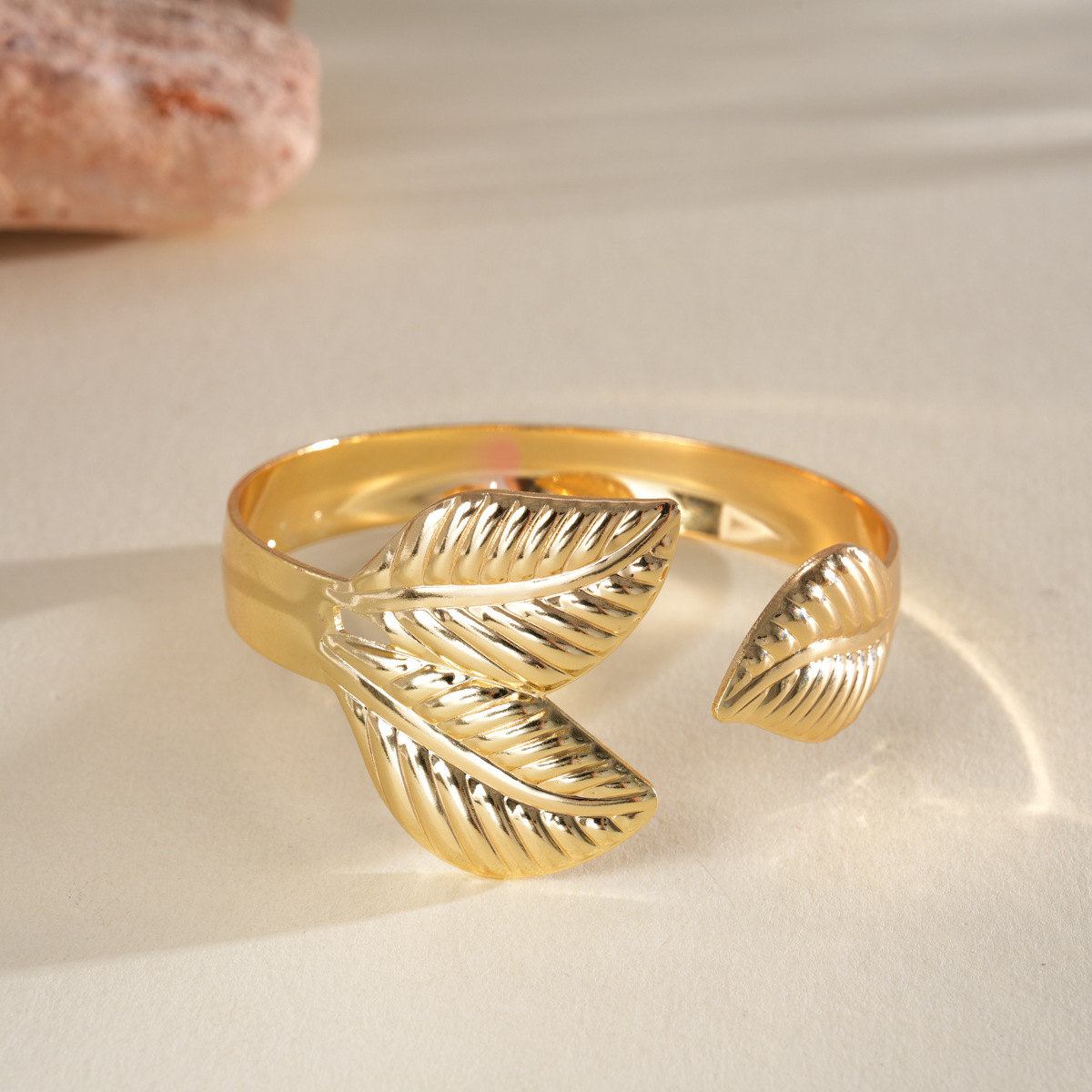 Brazalete de hoja abierta de viento metálico europeo y americano simple nicho pulsera de alta sensación de personalidad temperamento de moda joyería image 7