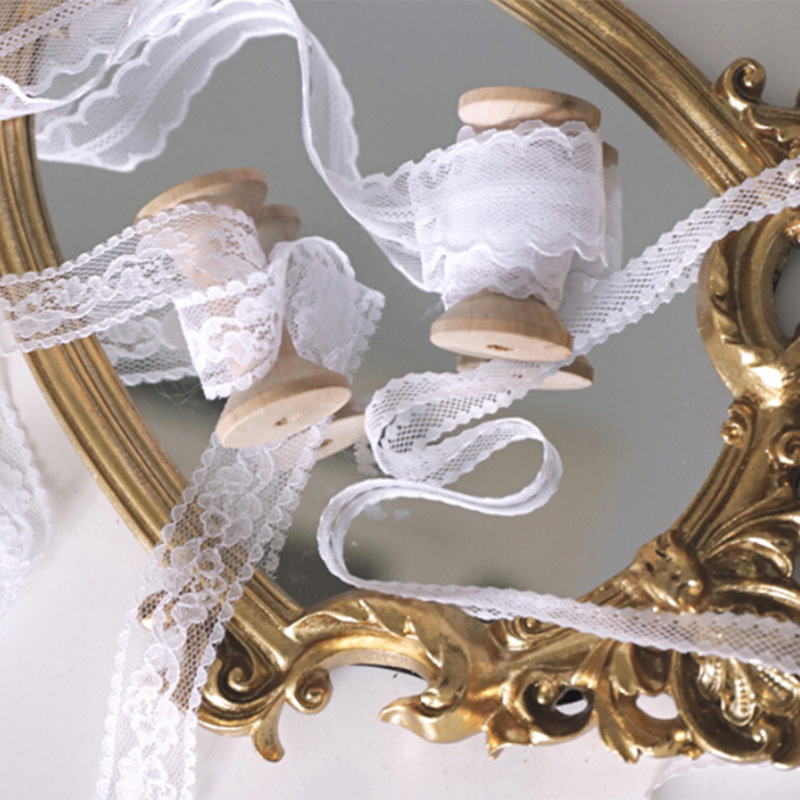 Hilo de encaje blanco con ins mano sosteniendo flor paquete encaje ajuste decorativo cinta ramo regalo DIY embalaje cinta