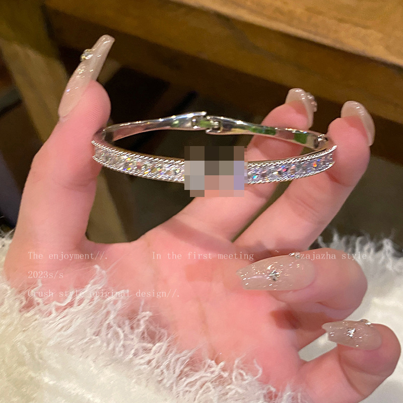 El temperamento francés arco de zircon pulsera de doble capa dulce ins pulsera de viento lujoso ligero de alto nivel sensación de joyas versátiles para mujeres