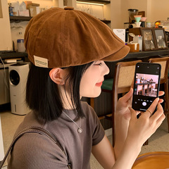 布の大きい頭の周りのアヒルの舌を貼って子供の画家の帽子を新聞します。