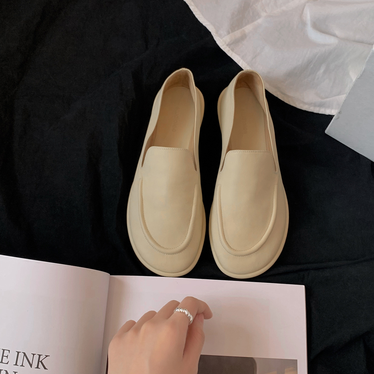 Versión de piel de oveja de la madre de la uva con el mismo estilo de los zapatos individuales de la nube de la cabeza redonda, un pie, zapatos suaves y cerosos de todo fósforo, zapatos de cuero para mujer