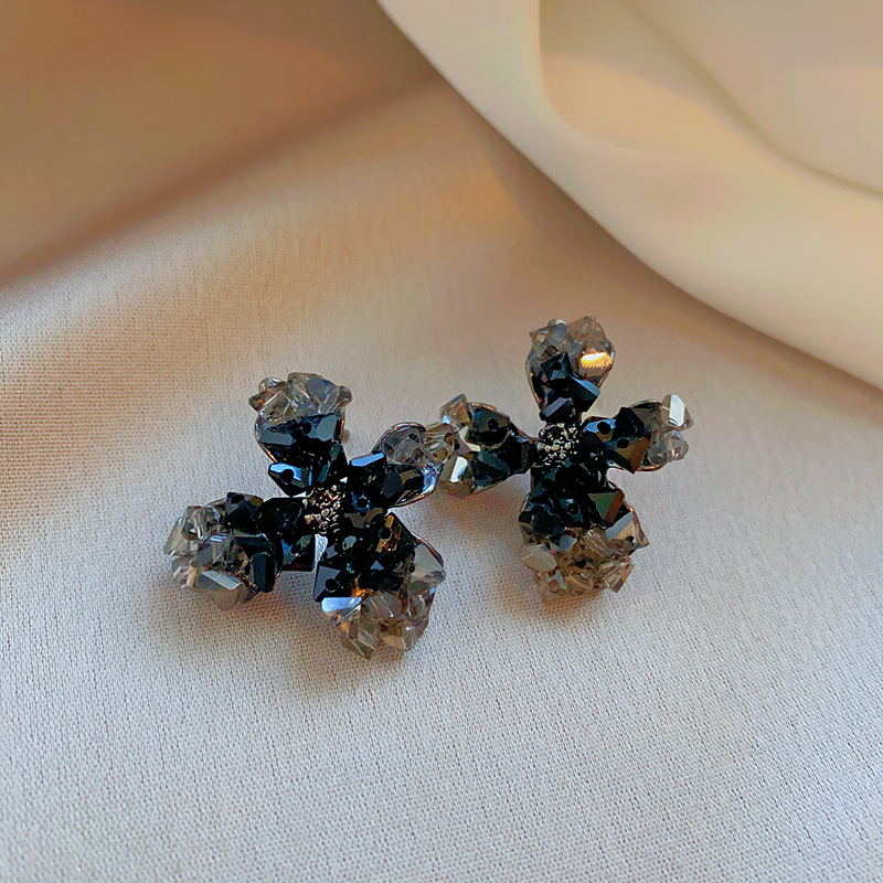 Pendientes geométricos con pliegues irregulares con cuentas de vidrio con aguja de plata Pendientes de alta calidad de temperamento negro Pendientes ligeros de lujo