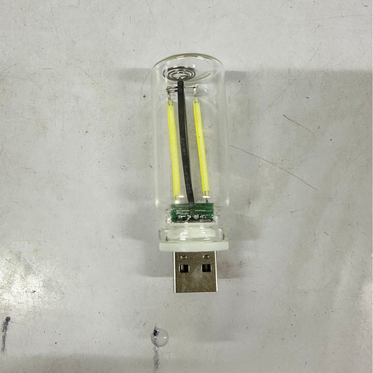 Lámpara de atmósfera romántica del automóvil USB recargable Lámpara de atmósfera del automóvil LED Lámpara de atmósfera sin cableado Lámpara de noche Mini BMW