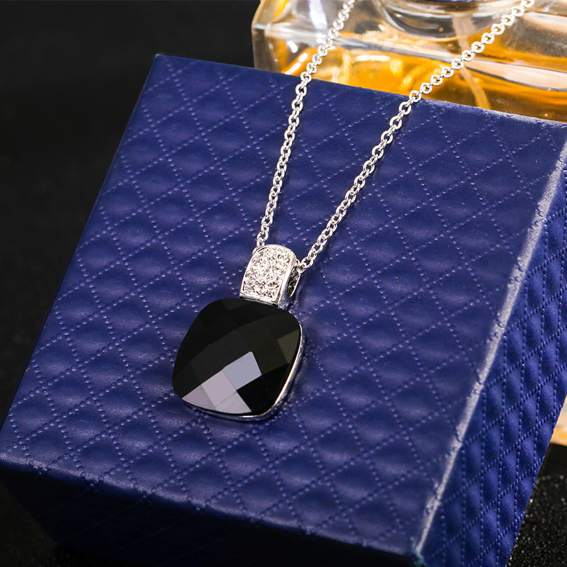 �պ������Լ���ź�ɫ���������������ʰٴ��䵭��Ůʿ��׹