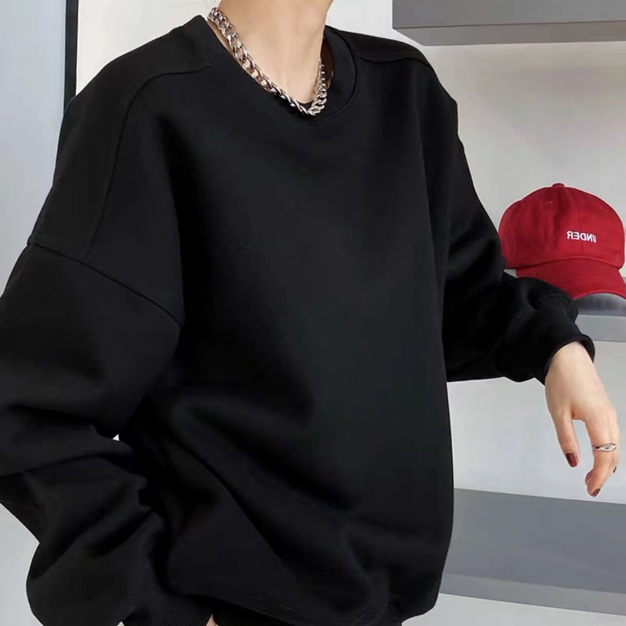 丸首の衛衣の灰色の女性の秋冬の高級感の小さい大衆のデザイン感のゆったりしている大きいサイズの純色の韓国版の怠惰な風の衛衣