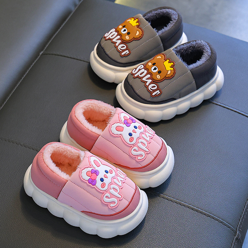Otoño y invierno zapatillas de algodón para niños y niñas calientes de terciopelo PU impermeable y antideslizante bolsas de tacones de algodón para niños pequeños y medianos