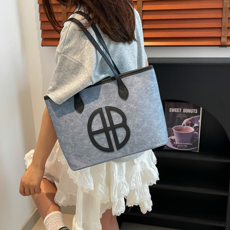 Bagos de gran capacidad para viajar al trabajo, 2025 nuevos bolsos de mujer, bolsos de hombro casuales de aire extranjero, bolsos de brazo empalmados