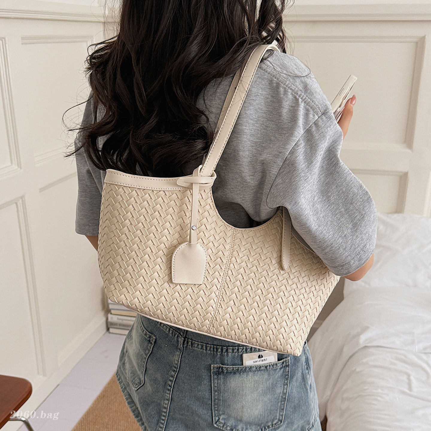 Verano 2026 viaje de viaje sensación de tejido versátil versátil nuevo bolso de mujer bolso cubo popular hombro único