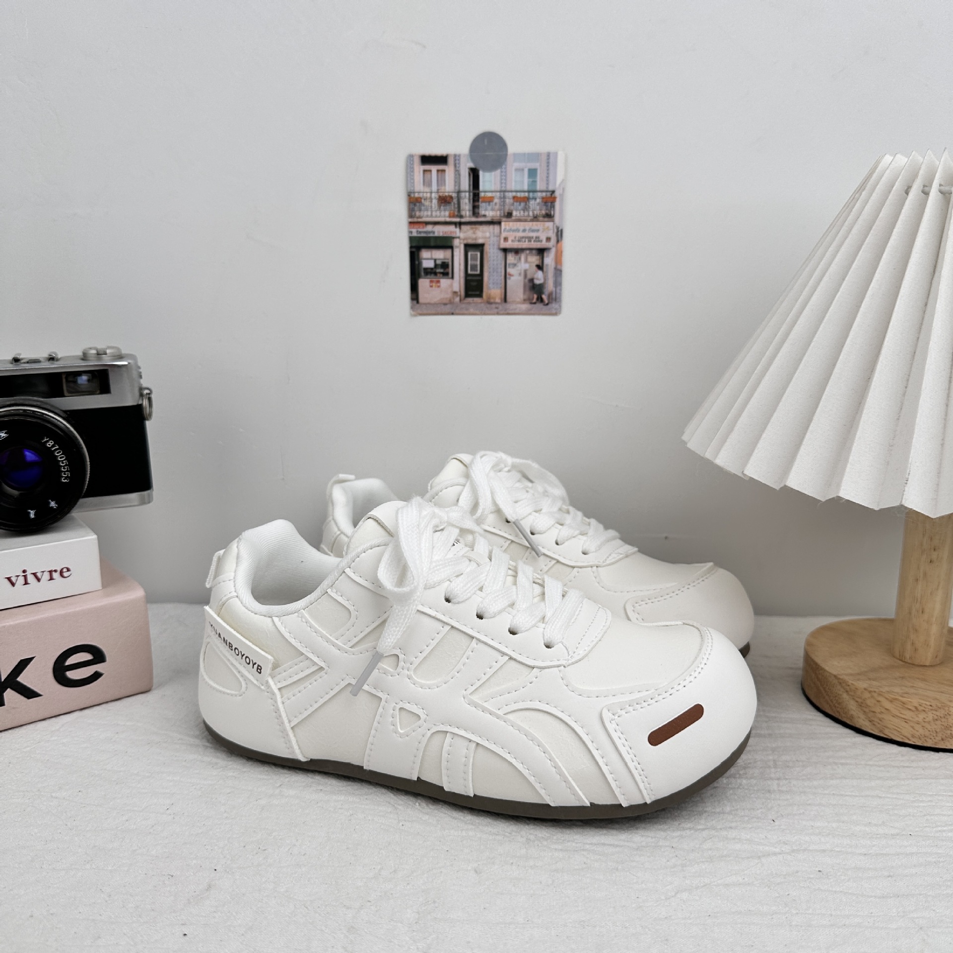 Yuanbo Agan De entrenamiento de zapatos para niños 2025 nuevos zapatos blancos de estilo explosivo, zapatos de skate casuales de nicho, zapatos de moda