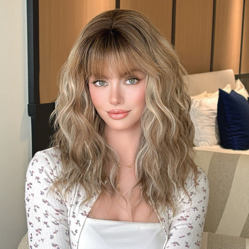 European and American style women's wig, brown with gray highlights, medium-length French wavy curly hair with bangs, voluminous synthetic fiber full wig 18 inches European and American style women's wig, brown with gray highlights, medium-length French wavy curly hair with bangs, voluminous synthetic fiber full wig 18 inches