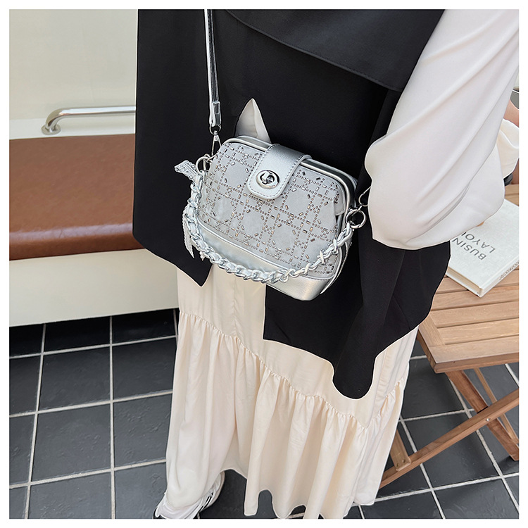 Summer bag: Women's hot diamond lock chain hand-held bucket bag 2025 New style denim blue single-shoulder fashionable crossbody bag undefined