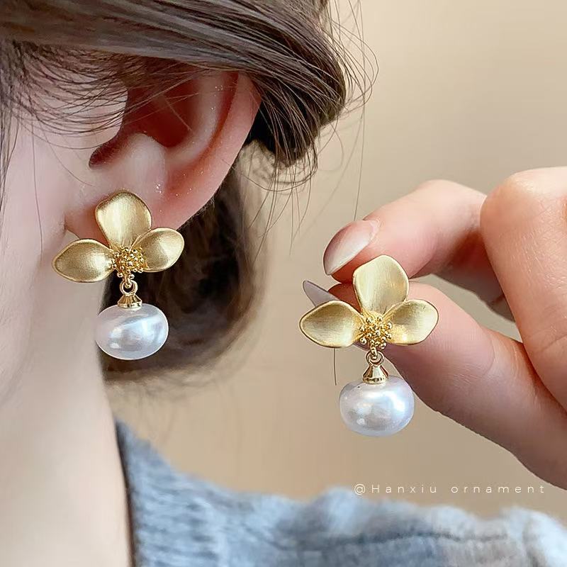 Diseño especial de pendientes de plata esterlina de flores de tres pétalos, pendientes de temperamento ligero de lujo de alta calidad, perlas de joyería universal para mujeres
