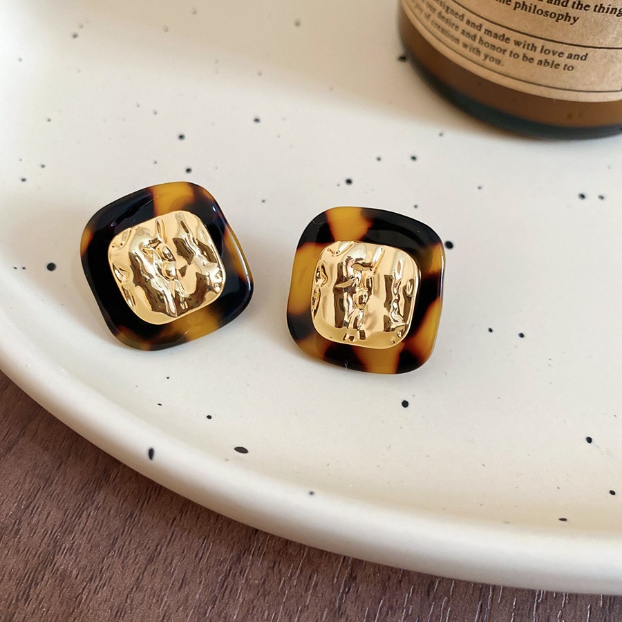 Aguja de plata Pendientes geométricos Maillard Pendientes de lujo ligero retro de nicho Pendientes de temperamento de todo fósforo de moda Sentido de alta gama al por mayor