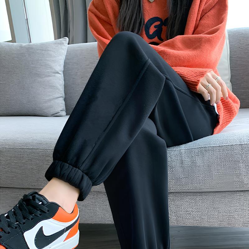 단색 레깅스가 달린 얇은 검정색 바지