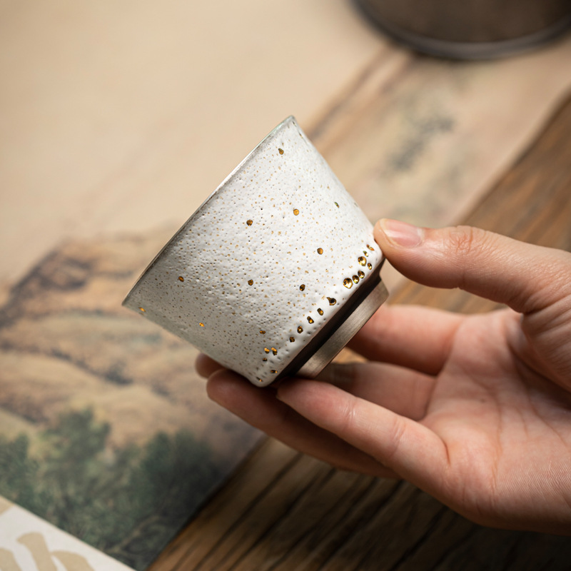 Zhiye 구운 흰색 웜홀 유약 포인트 골드 일본 컵 세라믹 마스터 컵 중국 빈티지 시음 컵 찻그릇 차 홀더 단일 컵