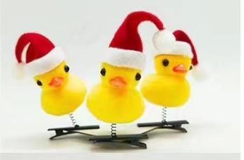 크리스마스 모자를 쓴 작은 노란 오리