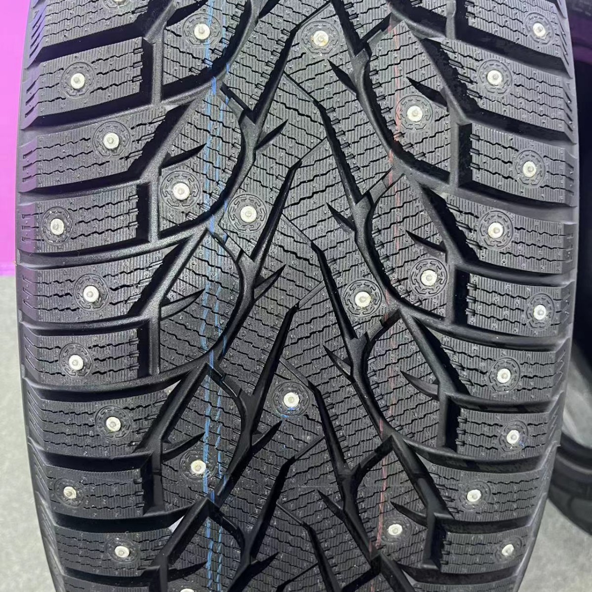 雪地轮胎 镶钉 Winter stud Winter tires   255/55R20  冬季轮胎
