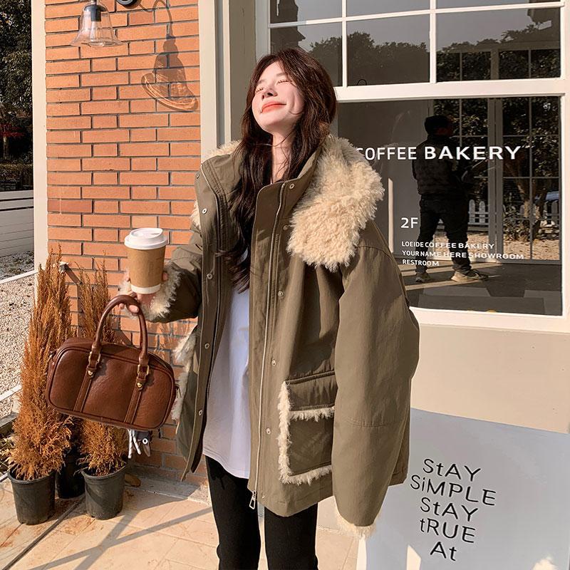 军绿色羊羔毛拼接羽绒服2025新款女冬中长版皮毛一体派克服厚外套