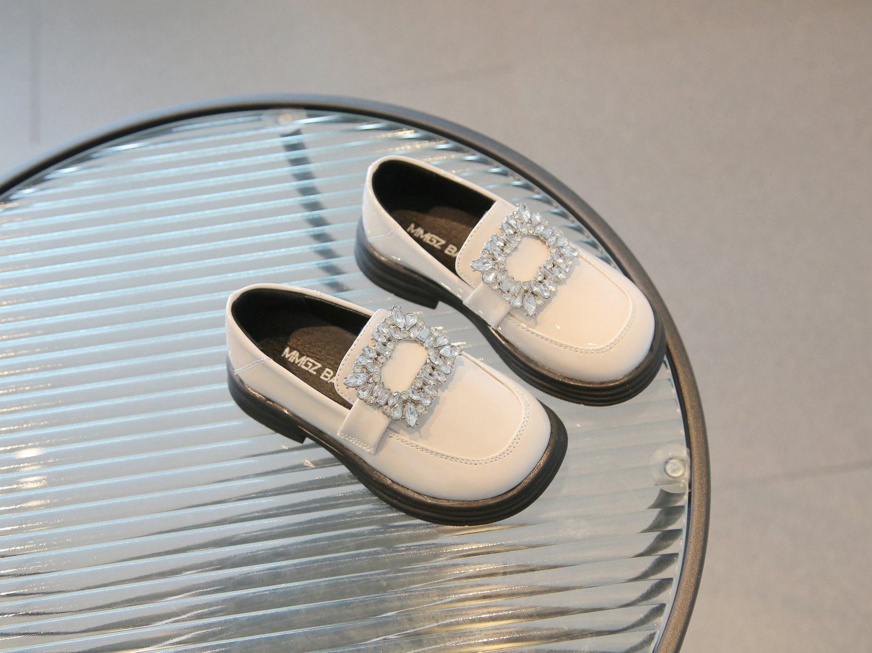 Versione coreana di mocassini con grandi diamanti e fibbia quadrata, scarpe di pelle nera, scarpa singola da ragazza,_voghion.com