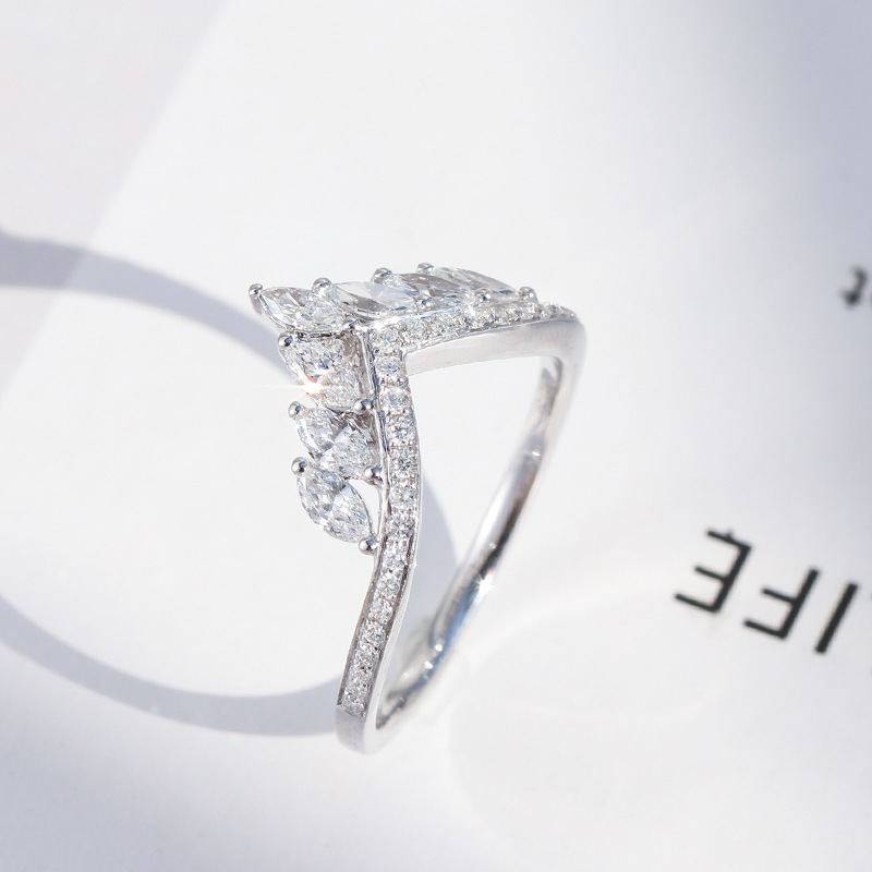 18K platino anillo de diamantes S925 plata caballo en forma de ojo fila anillo apilado clásico en forma de V anillo de diamantes de las mujeres ventas directas de la fábrica