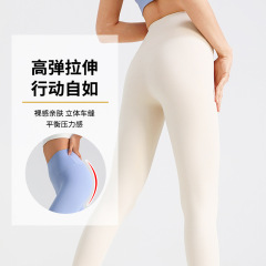 ヨガのズボンの女性は腹を収めて尻を持ちます。