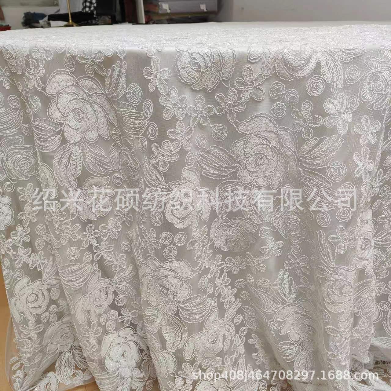 出口 132英寸圆形奢华白色蕾丝绣花 餐桌装饰亚麻布带亮片 婚礼用