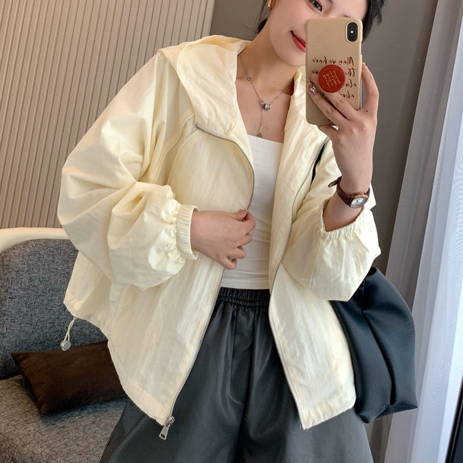 早秋の新型カジュアルな組み合わせのショートタイプの高さと軽薄な速乾の帽子のコートのジャケットの上着の婦人服|undefined