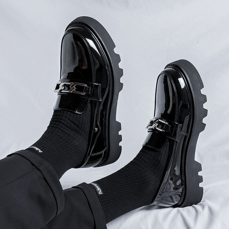 2024 otoño y invierno casuales zapatos de cuero brillantes de mediana edad hombres vestidos formales zapatos de peluquería de negocios zapatos de suela gruesa juvenil zapatos al por mayor