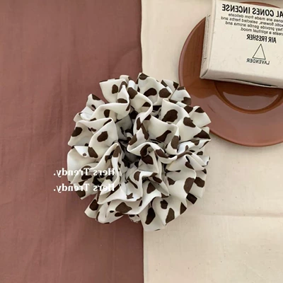 Saç üçün rezinlər Tie ~ Leopard Print Scrunchie - white-leopard-print-hydrangea-hair-tie