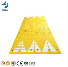 厂家直供高品质黄色安全车道道路车辆颠簸速度缓冲组合橡胶减速垫