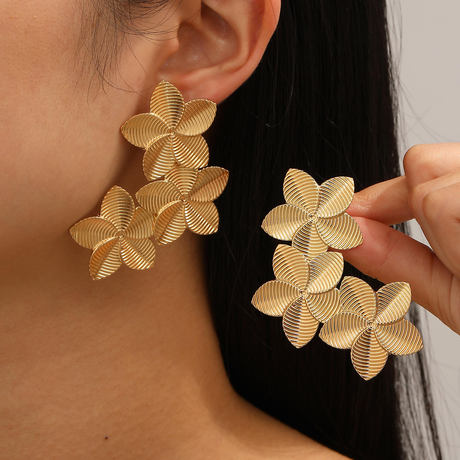 Pendientes transfronterizos europeos y americanos retro simple moda femenina temperamento estilo ins tres pendientes de flor cepillado de cinco pétalos