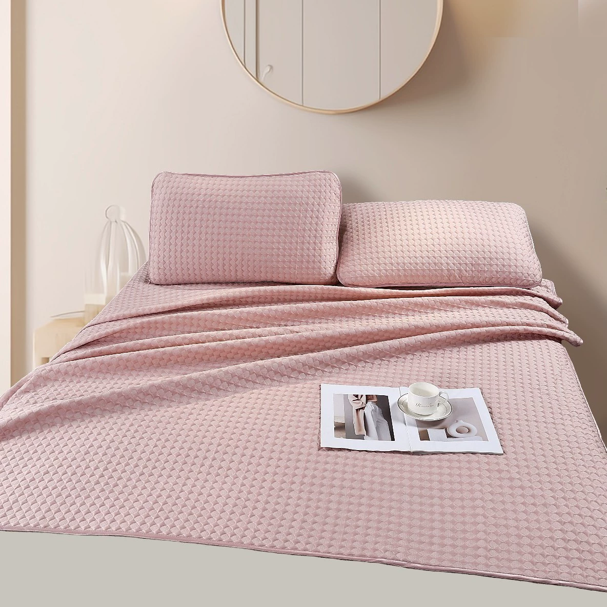 Шелковый простынь/простыня? Wait ensure translation: The input: "Silk sheet, mattress, summer protective case, mat, bedspread, set, “Frozen”, 3 piece set"