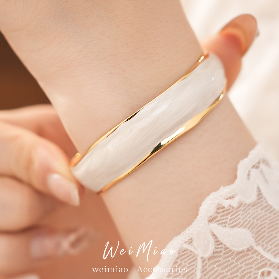 Brazalete ondulado de oro real galvanizado con goteo de aceite, pulsera de exageración de personalidad transfronteriza europea y americana, joyería de nicho de lujo ligera