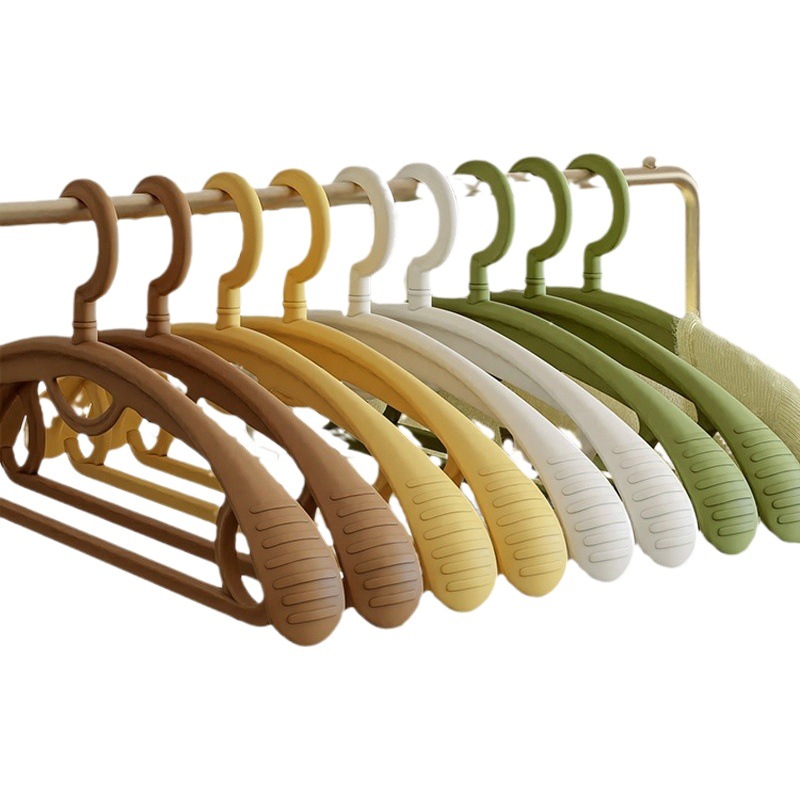Tienda de ropa percha al por mayor engrosada hombro ancho antideslizante invierno engrosada percha de ropa soporte sin costuras
