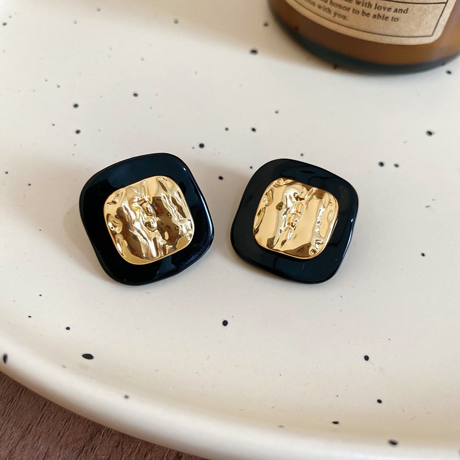 Pendientes geométricos con pliegues irregulares con cuentas de vidrio con aguja de plata Pendientes de alta calidad de temperamento negro Pendientes ligeros de lujo