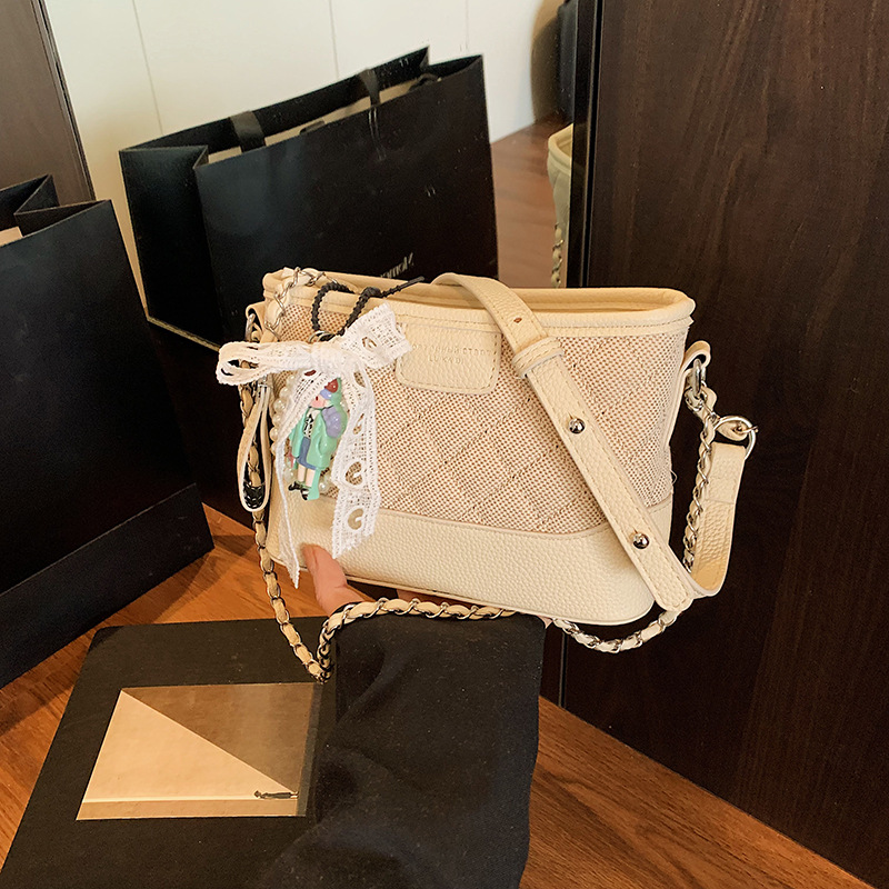 Bolsos pequeños de color de contraste populares de este año para mujer 2025 nuevo bolso de hombro de cadena de diamante bolso callejero de mensajero de todo fósforo de moda