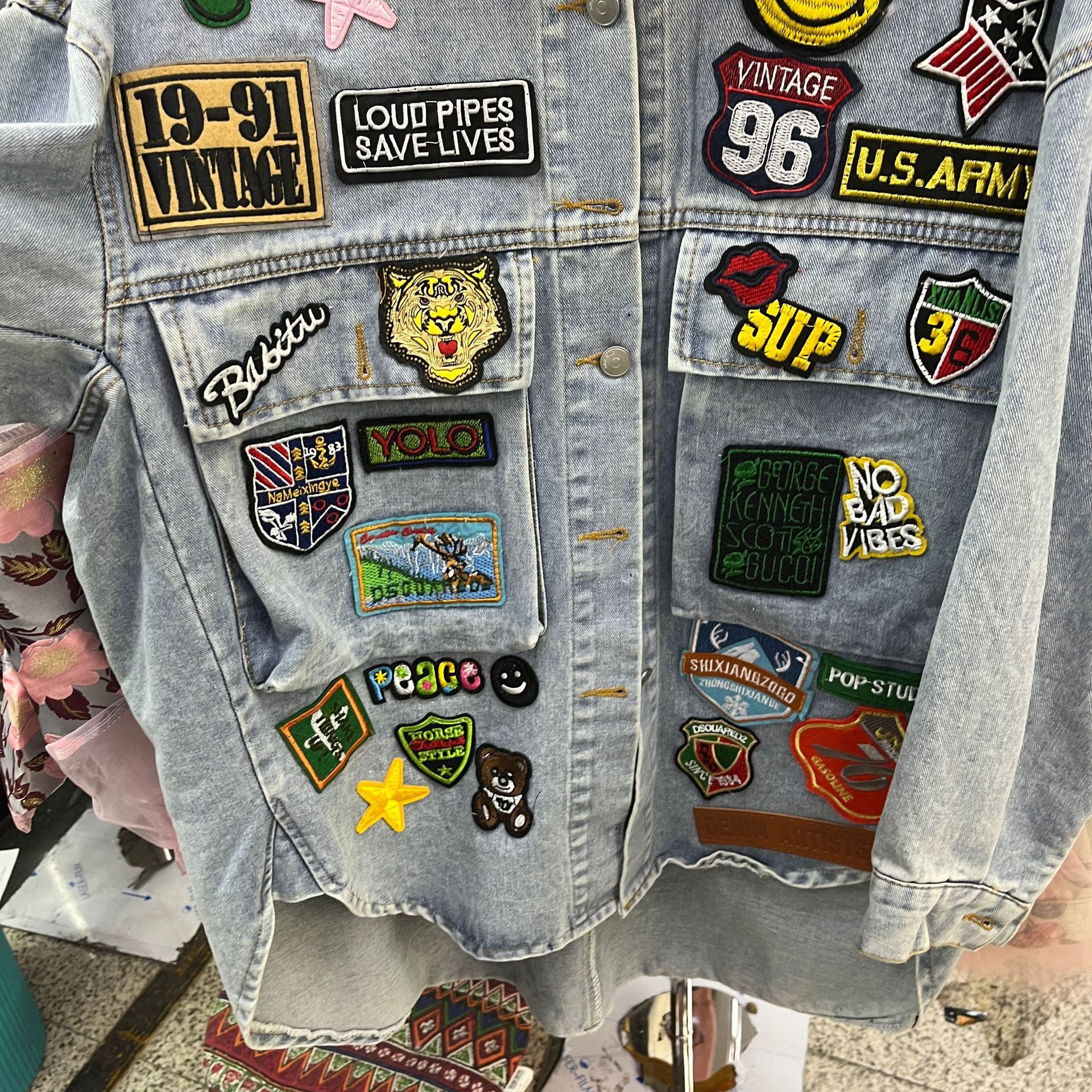 Personaliséiert Bréiflabel am Dammekleederstil, locker Jeansjacket fir Fraen, modesch a stilvoll, mëttellaang Jeanshemd fir d'Altersbeschränkung_voghion.com