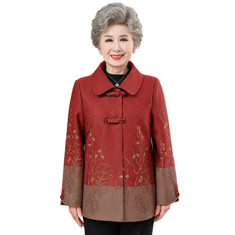 中高年の秋服の女性コートのおばあさんはゆったりしています。|undefined