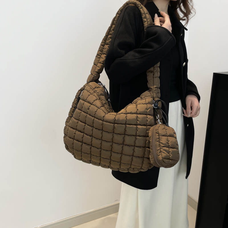 Venta al por mayor transfronteriza de bolsos de nubes plisadas nuevos bolsos maternos versión coreana de bolsos de plumón con algodón tote bolsos de hombro único de gran capacidad