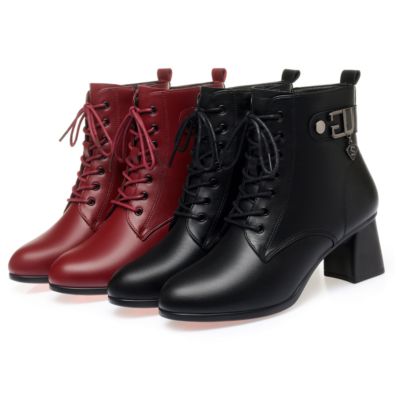 Fábrica al por mayor 2024 nuevas botas Martin de tacón medio zapatos de cuero forrados de lana de invierno de las mujeres botas cortas de cuero suave zapatos de madre transfronteriza