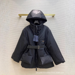 24秋冬の新型ファッション防水生地とベルトの定番バッジは痩せた雰囲気の綿服を見せます。