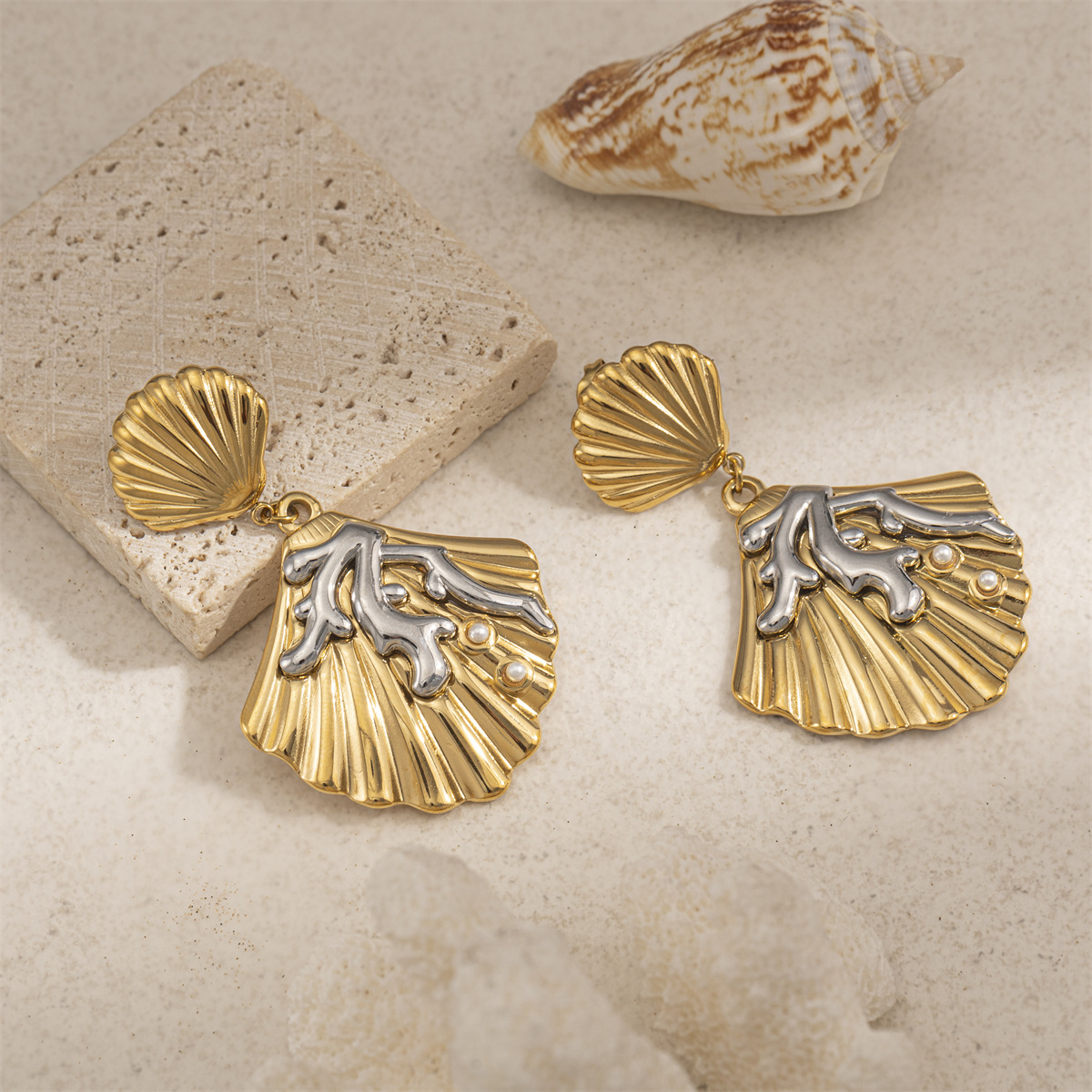 Taena Pendientes de acero inoxidable de oro europeo y americano de 18k Pendientes de concha de playa de alta calidad, acero de titanio, no se desvanece, mujer transfronteriza