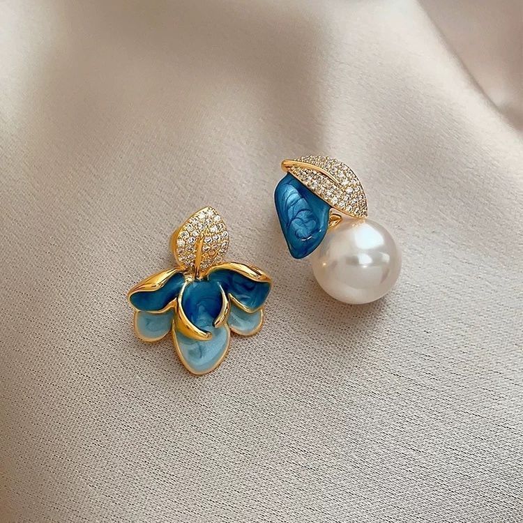 Pendientes de aro lisos para mujer, lujo ligero, pendientes de alta gama, pendientes populares, aretes de diseño exclusivo, aretes de otoño e invierno al por mayor