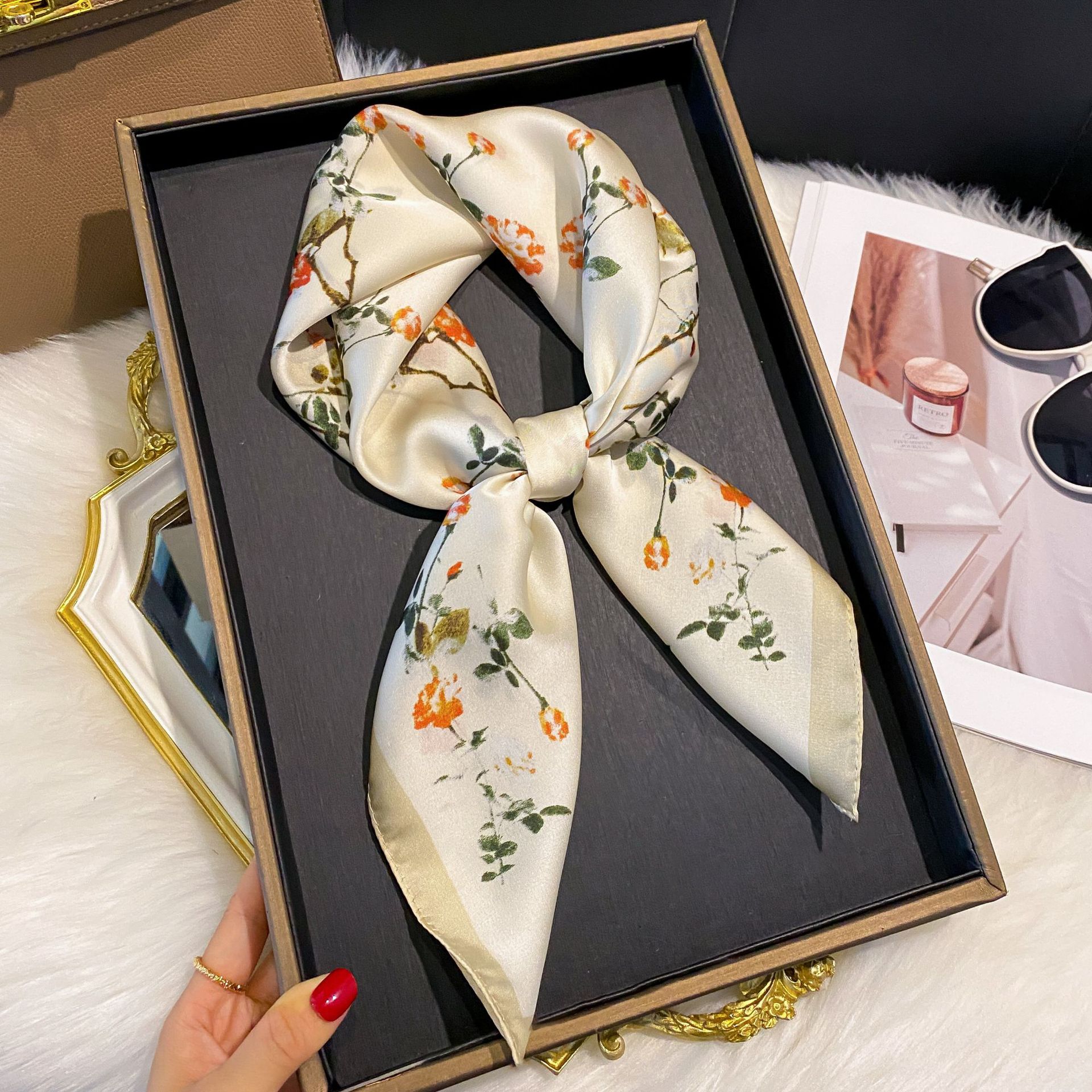 Foulard in raso versatile per donna quadrato effetto seta_voghion.com